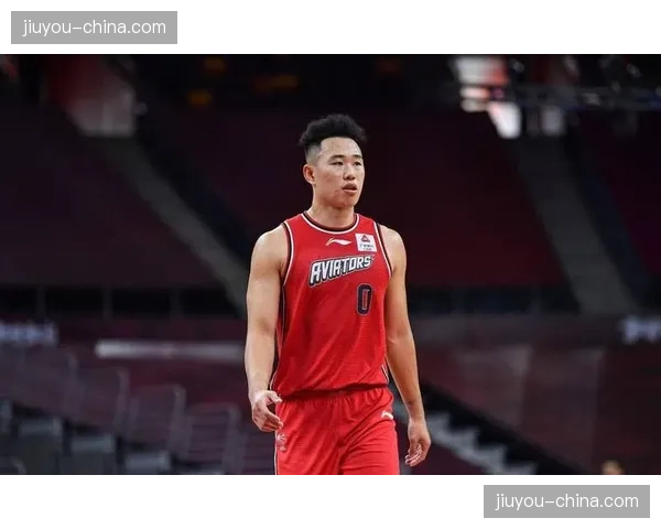 深圳队贺希宁脸部多次受伤，球队内线防守压力剧增