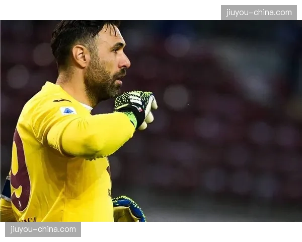 告别时刻:41岁门将西里古宣布将于赛季末退役,获对手列队致敬 告别时刻:41岁门将西里古宣布将于赛季末退役,获对手列队致敬