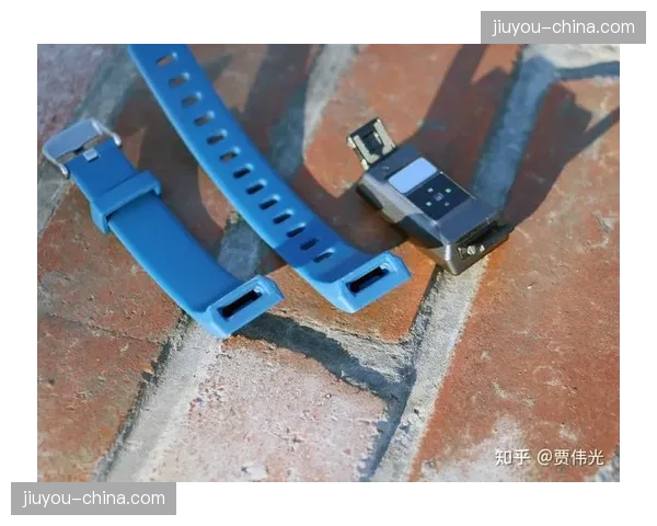 特写:场边队医通过平板电脑实时查看球员心率与血氧数据 特写:场边队医通过平板电脑实时查看球员心率与血氧数据